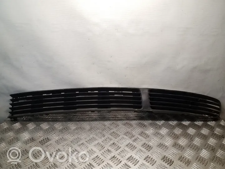 Volkswagen PASSAT B5 Grille inférieure de pare-chocs avant 3B0853677A