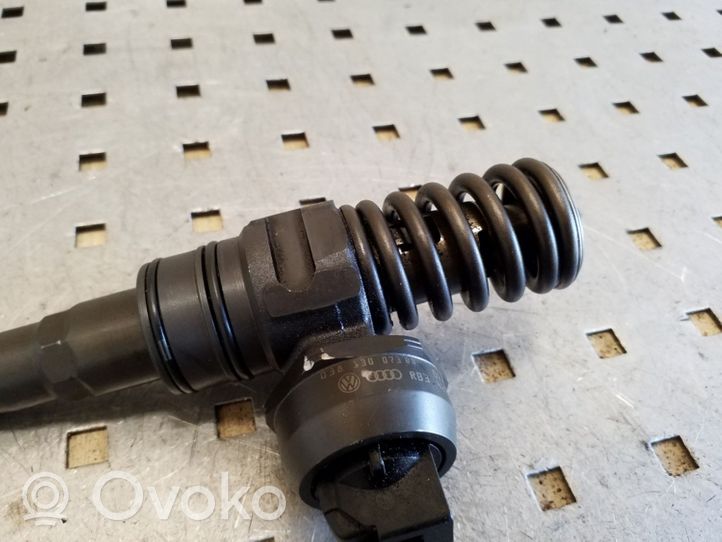 Volkswagen PASSAT B6 Injecteur de carburant 038130073BN