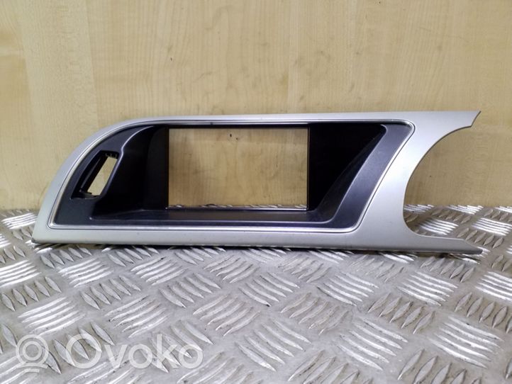 Audi A5 8T 8F Konsola środkowa / Radio / GPS 8T2857185F