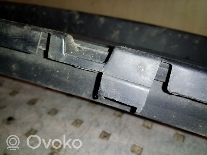 Toyota Avensis T270 Etupuskurin alempi jäähdytinsäleikkö 5311205090