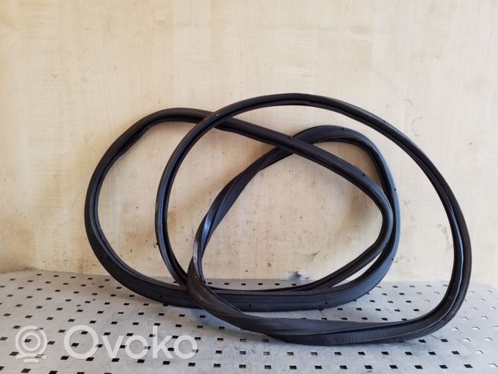 Volkswagen Touareg I Trunk rubber seal (body) 