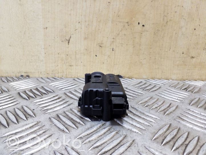 Opel Astra H Fuel tank cap lock motor 13158426