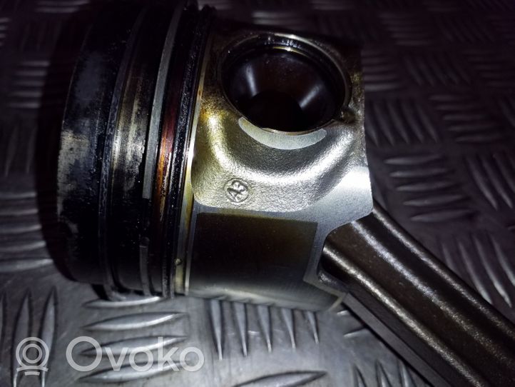 Volkswagen Touareg II Piston avec bielle 83L82