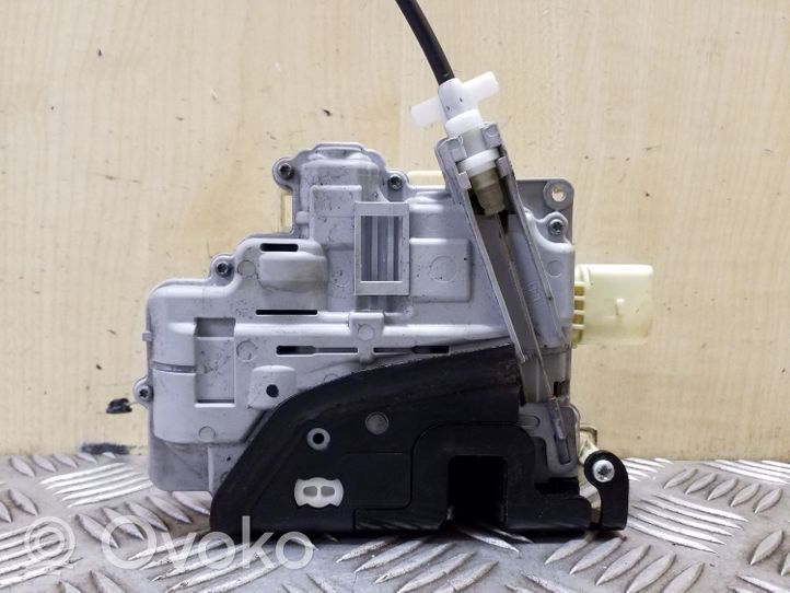 Volkswagen Eos Front door lock 1P2837015