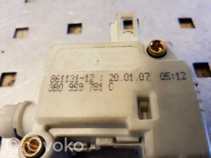 Volkswagen Polo IV 9N3 Siłownik zamka tylnej klapy bagażnika 3B0959781C