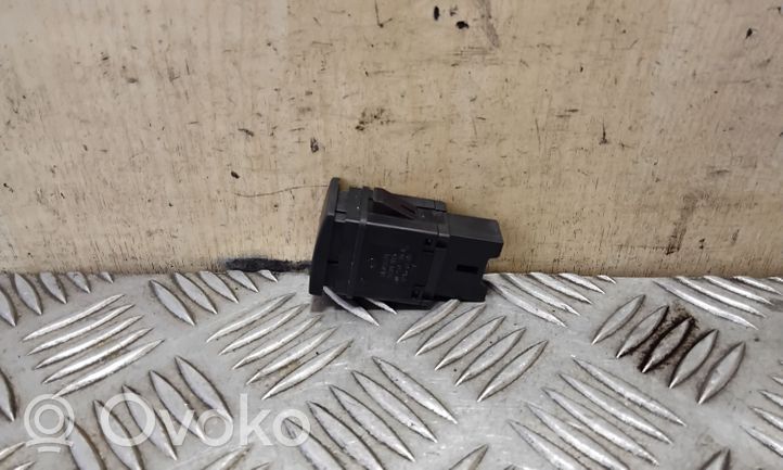 Volkswagen Polo IV 9N3 Hazard light switch 6Q0953235A