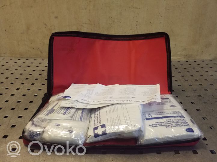 Audi A5 8T 8F Trousse de premiers secours 8K0860282