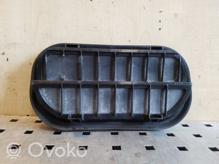 Volkswagen PASSAT B8 Kratka wentylacyjna pod zderzakiem tylnym 6R0819465A