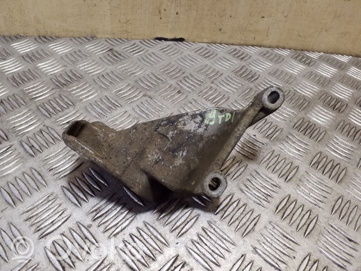 Audi 80 90 S2 B4 Support de pompe de direction assistée 068145531A