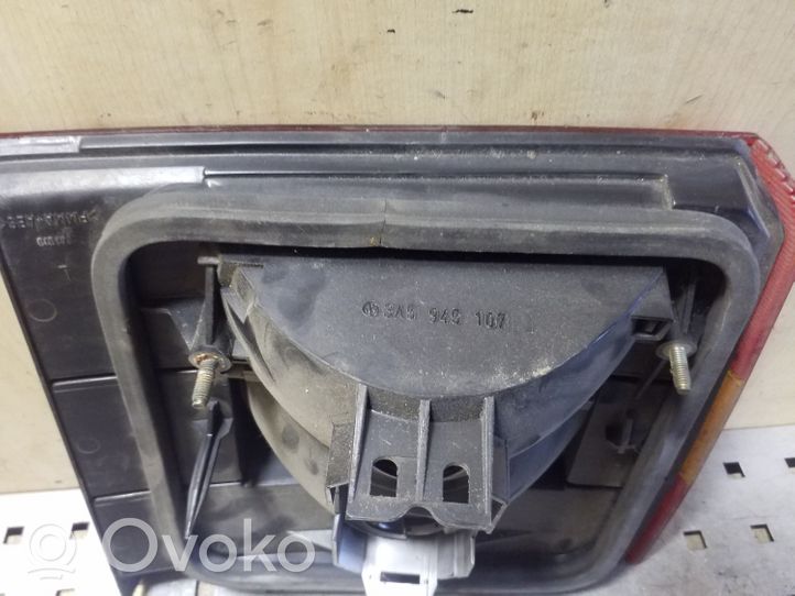 Volkswagen PASSAT B4 Lampy tylnej klapy bagażnika 3A5945107