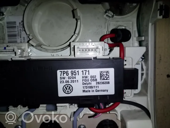 Volkswagen Touareg II Illuminazione sedili anteriori 7P6947134A