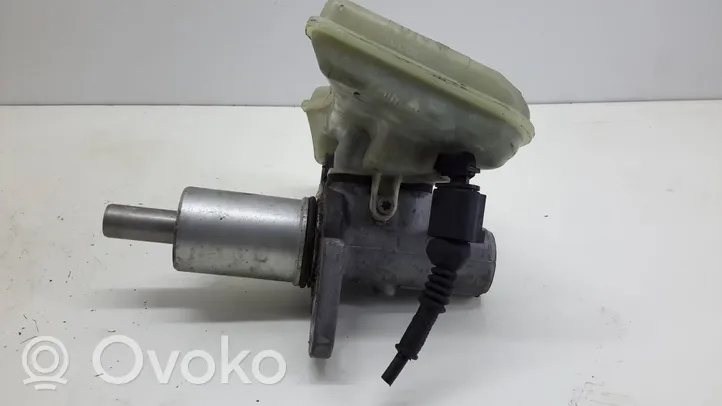 Audi A4 S4 B7 8E 8H Główny cylinder hamulca 32057009