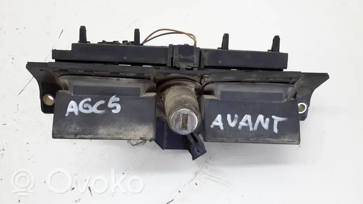 Audi A6 S6 C5 4B Blocco/chiusura/serratura del portellone posteriore/bagagliaio 8D9827565H