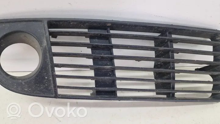 Audi A6 S6 C5 4B Priešrūkinio žibinto apdaila/ grotelės 4B0807682M