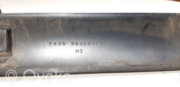 Peugeot 307 Moulure de porte avant 9634011177