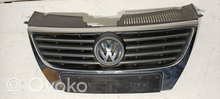 Volkswagen PASSAT B6 Griglia superiore del radiatore paraurti anteriore 1C0853651AH