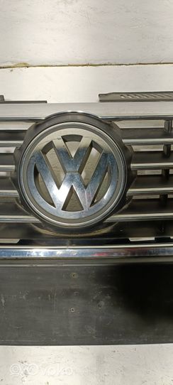 Volkswagen PASSAT B6 Etupuskurin ylempi jäähdytinsäleikkö 1C0853651AH