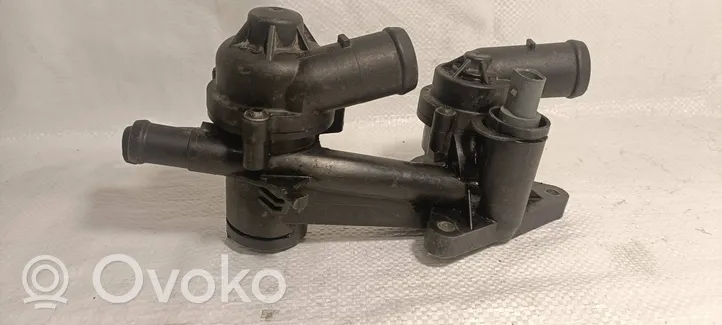 Volkswagen PASSAT B6 Boîtier de thermostat / thermostat 03C121026S