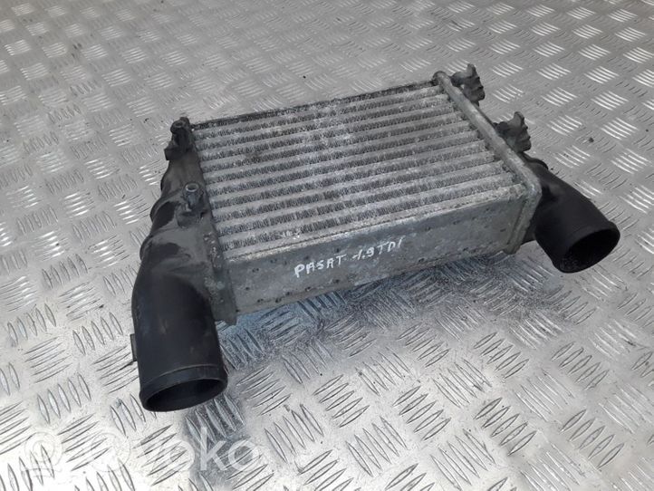 Volkswagen PASSAT B5 Chłodnica powietrza doładowującego / Intercooler 058145805A