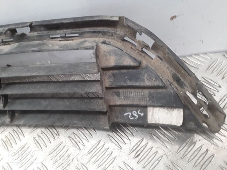 Toyota Avensis T270 Etupuskurin alempi jäähdytinsäleikkö 5311205100