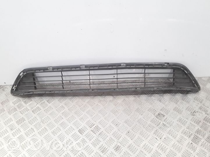 Toyota Avensis T270 Etupuskurin alempi jäähdytinsäleikkö 5311205100