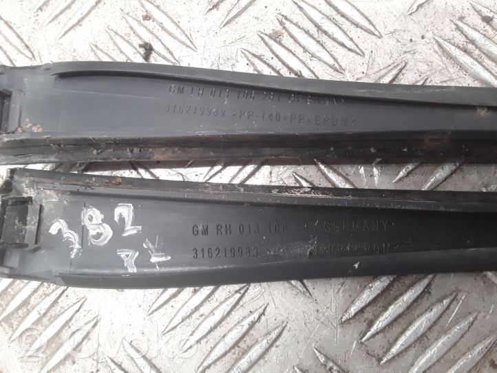 Opel Corsa C Windshield trim 013106281