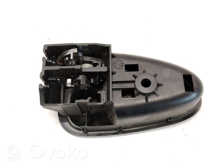 Toyota Avensis T270 Galinė atidarymo rankenėlė vidinė 6920605050