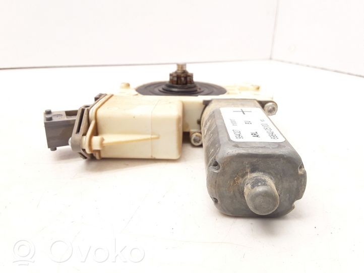 Toyota Avensis T250 Galinis varikliukas langų pakėlėjo 6984005100