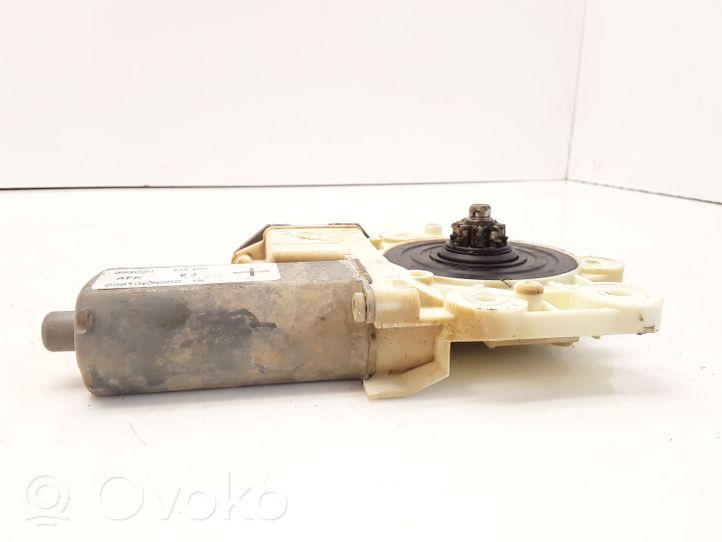 Toyota Avensis T250 Moteur de lève-vitre de porte avant 6981005050