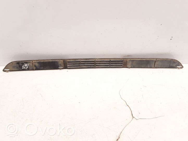 Audi 80 90 B2 Etupuskurin alempi jäähdytinsäleikkö 811853667