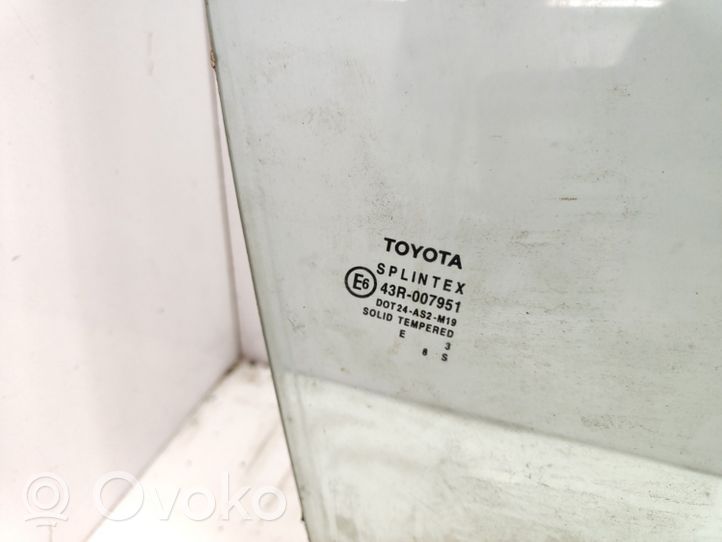 Toyota Corolla E120 E130 Szyba drzwi 43R007951