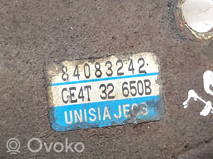 Mazda 626 Ohjaustehostimen pumpun kannake 84083242