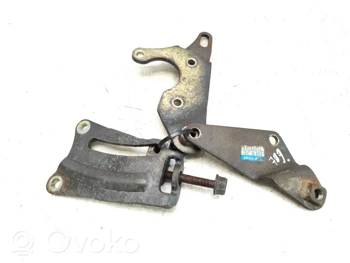 Mazda 626 Supporto di montaggio della pompa del servosterzo 84083242