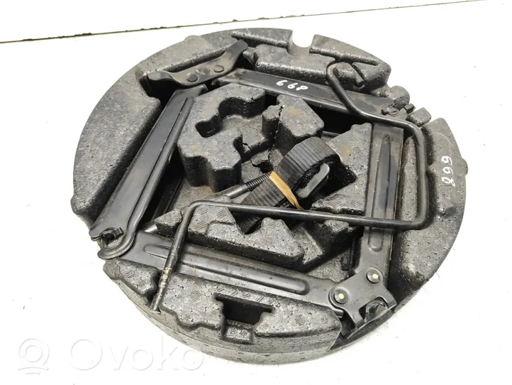 Opel Astra J Supporto di montaggio ruota di scorta 13323032