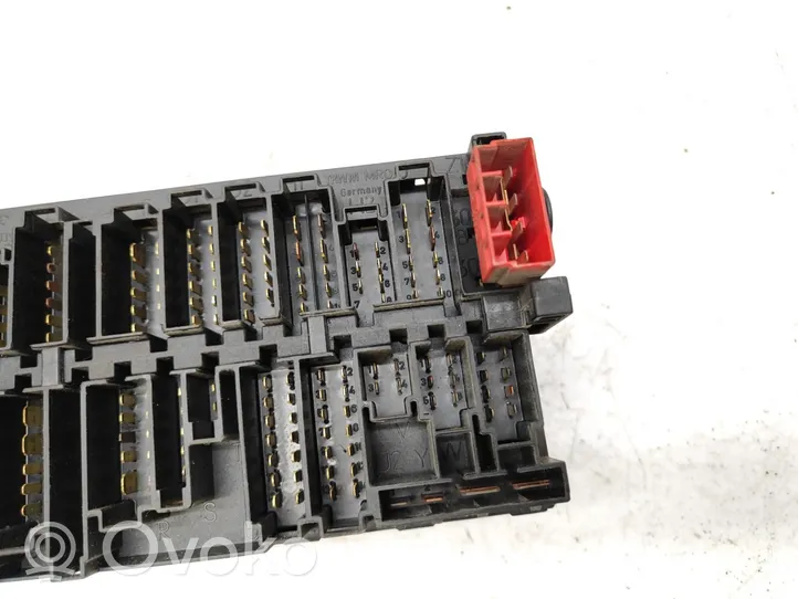 Volkswagen Golf III Module de fusibles 357937039