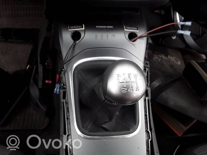 Toyota Avensis T270 Pavarų perjungimo mechanizmas (kulysa) (salone) 