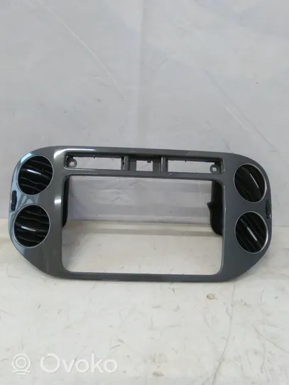 Volkswagen Tiguan Verkleidung Radio / Navigation 5N0858071D