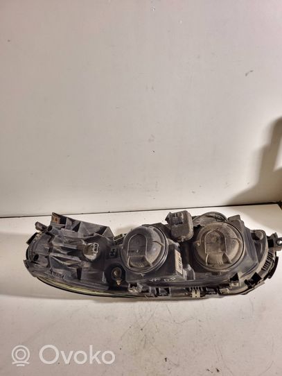 Volvo V70 Lampa przednia 8693548