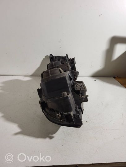 Volvo V70 Lampa przednia 8693548