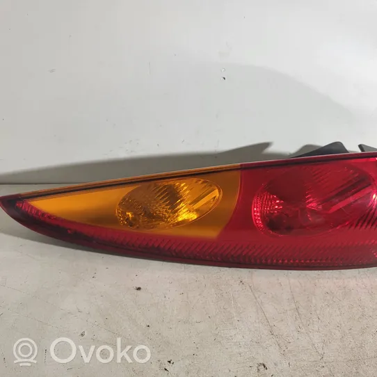 Nissan Almera Tino Aizmugurējais lukturis virsbūvē E95251