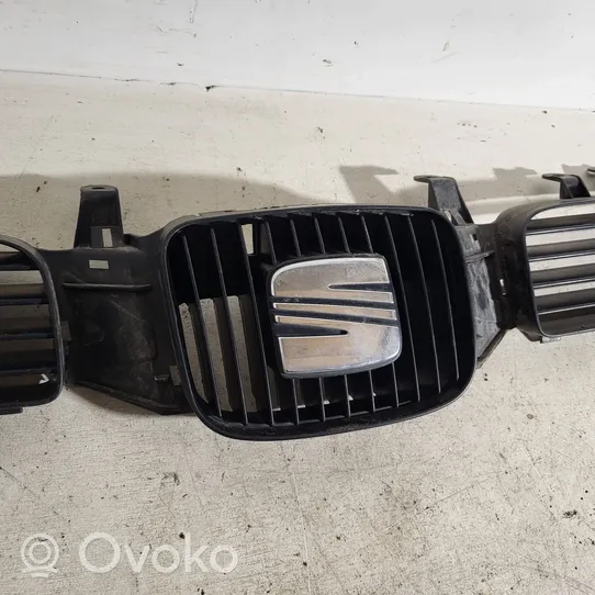 Seat Toledo II (1M) Grille calandre supérieure de pare-chocs avant 1M0853651F