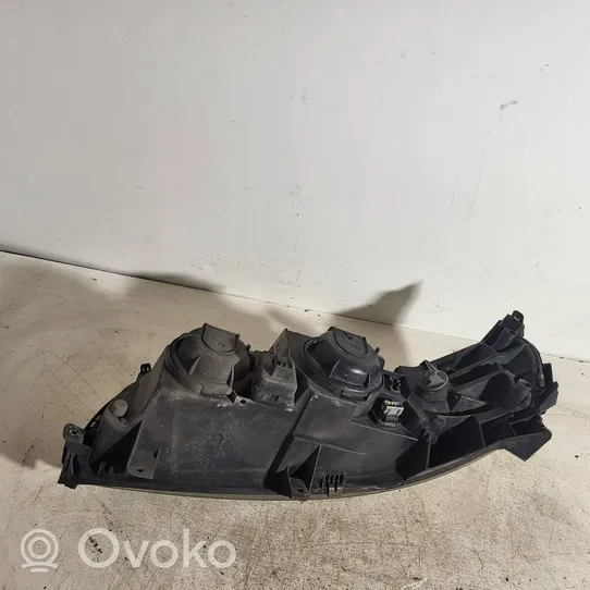 Volvo V70 Lampa przednia 8693548