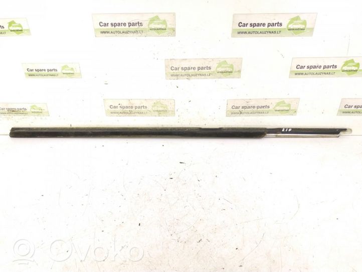 Mercedes-Benz E C207 W207 Moulures des vitres de la porte arrière 2076701100