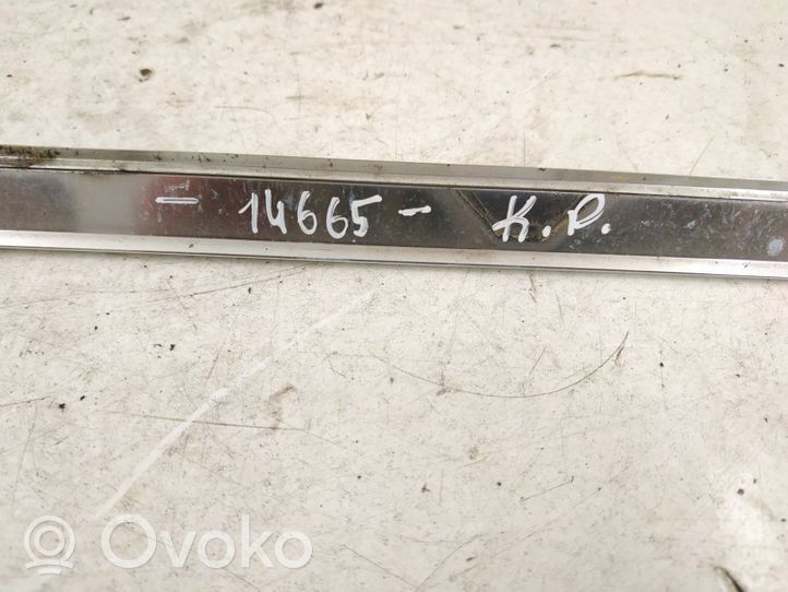 Mercedes-Benz C W204 Moulures des vitres de la porte arrière 2046701322