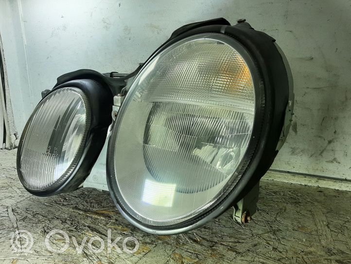 Mercedes-Benz CLK A208 C208 Lampa przednia 147551