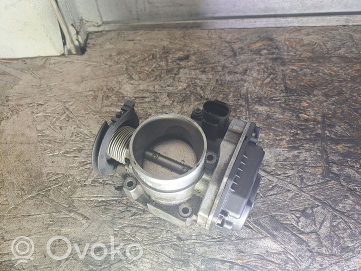 Audi A4 S4 B5 8D Droselinė sklendė 058133063C