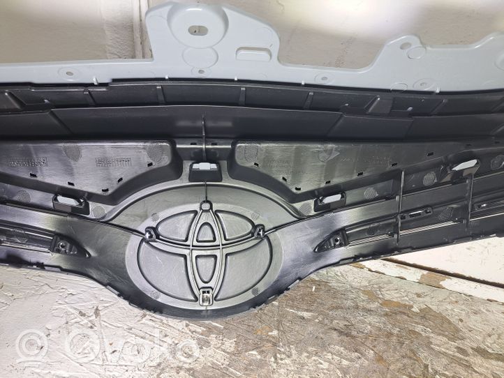 Toyota Avensis T270 Etupuskurin ylempi jäähdytinsäleikkö 5311405120