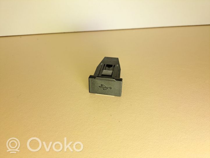 Mitsubishi ASX USB-pistokeliitin K153101