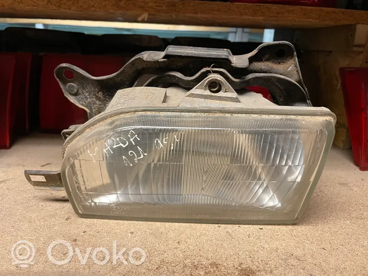 Mazda 121 Lampa przednia 11061238