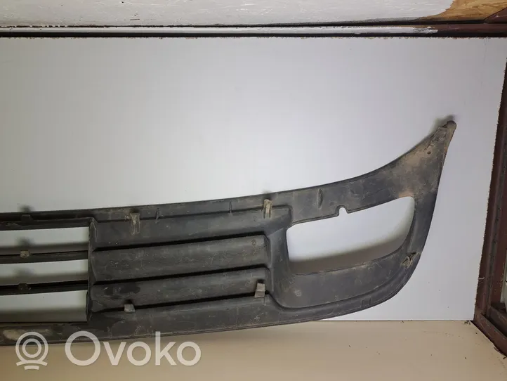 Ford Mondeo MK I Etupuskurin alempi jäähdytinsäleikkö 93BB17B968BB